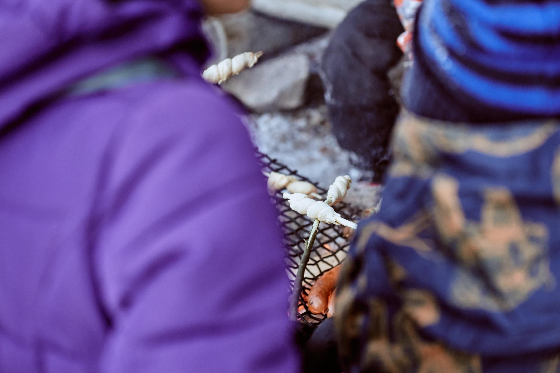 Tikkupullan paistoa nuotiolla.