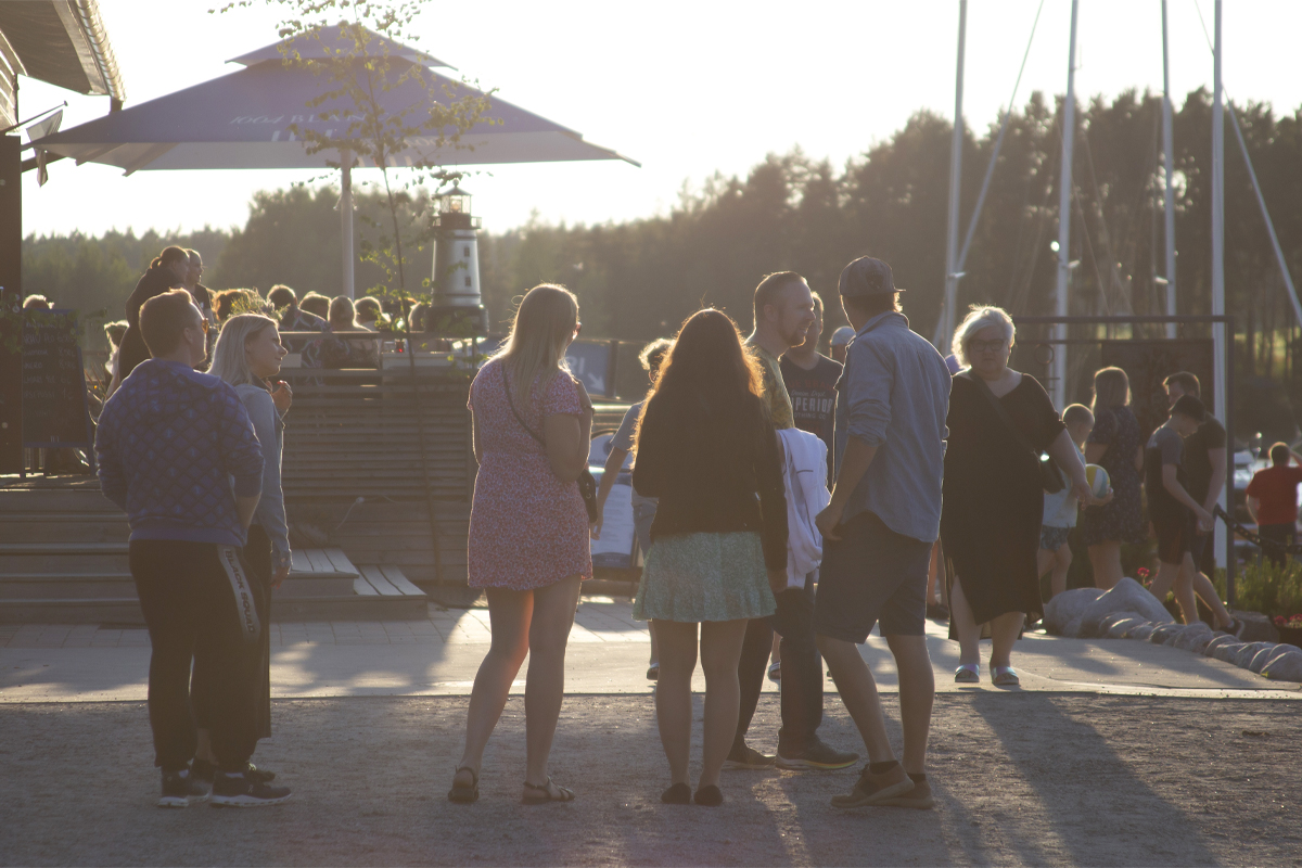 People standing on the harbor pier in Mathildedal.