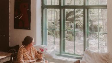 Herkullinen kermakakku leipurin käsissä