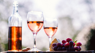 Kuvassa on kaksi viinilasia ja viinipullo. Näissä kaikissa on rose-viiniä.