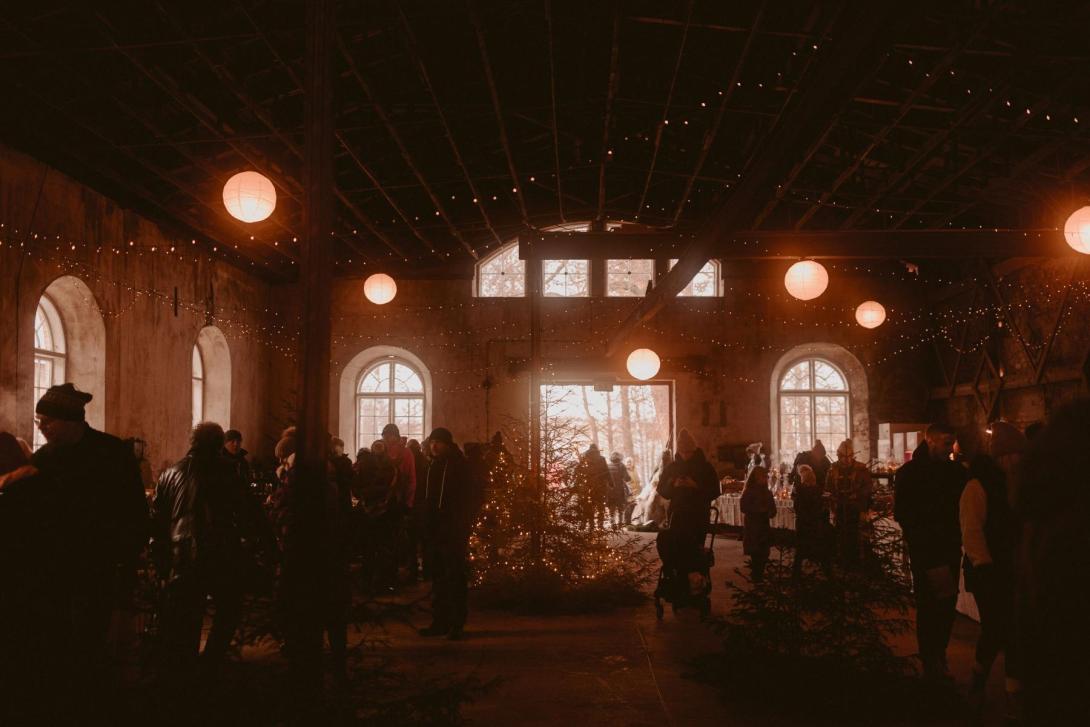 Tunnelmalliset Mathildedalin Joulumarkkinat Vanhassa Valimo-rakennuksessa.